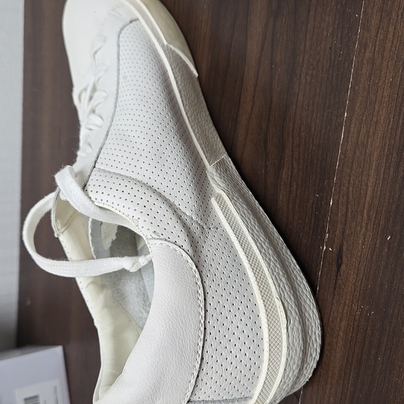 Dolce Vita Size 8.5 White Leather Lace Up Sneakers - Picture 4 of 10